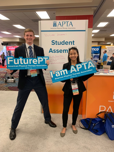 美國公共交通協(xié)會展工作人員